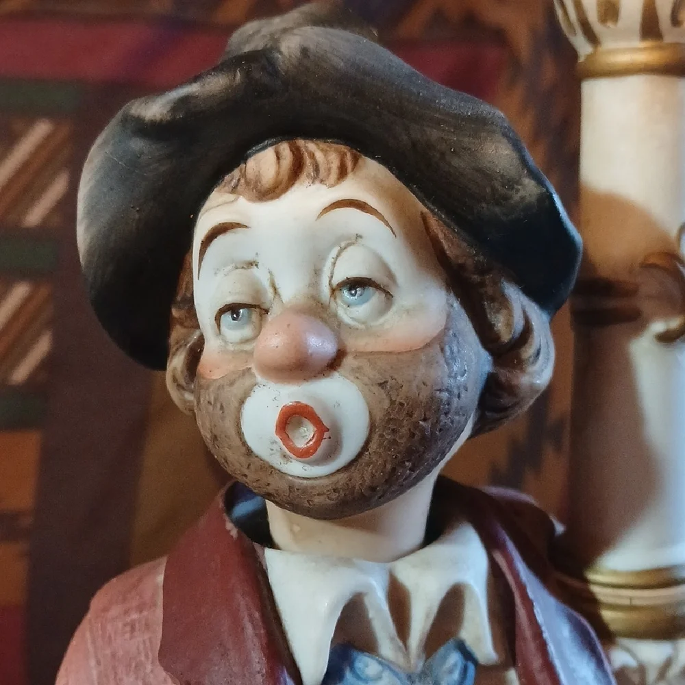 Charming Clown Figurine with Clock - Multicolor
